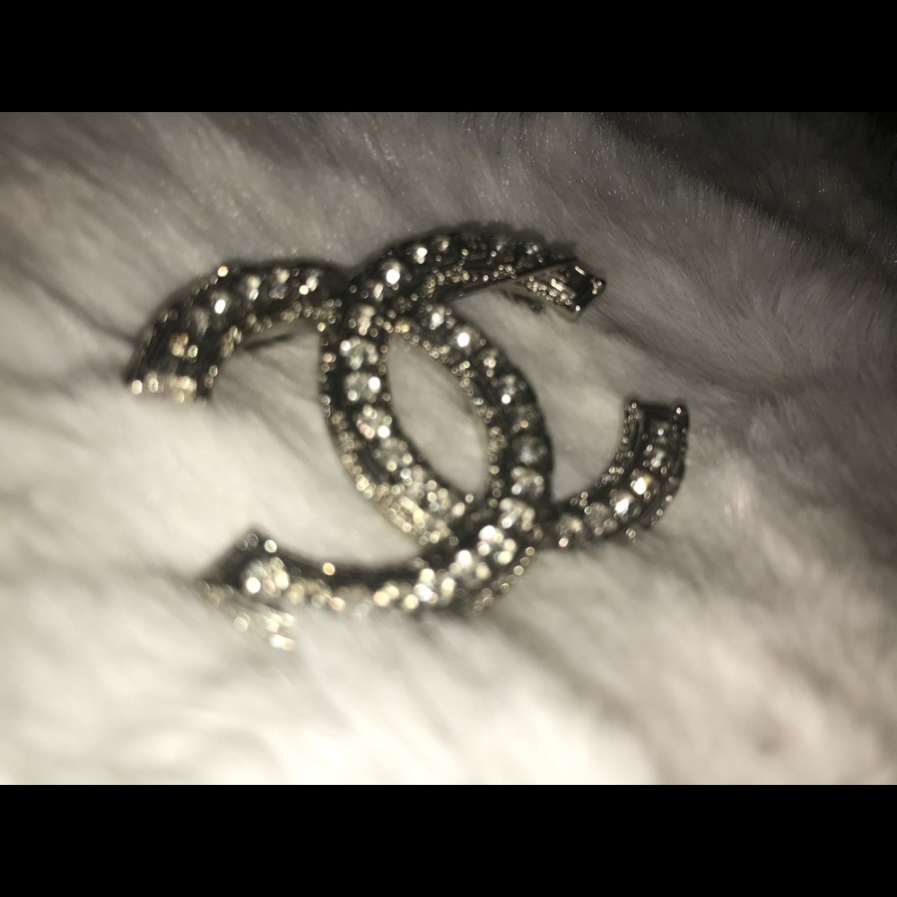 AUTHENTIC CLASSIC CHANEL BROOCH EXCLUSIVE - Picture 7 of 9
